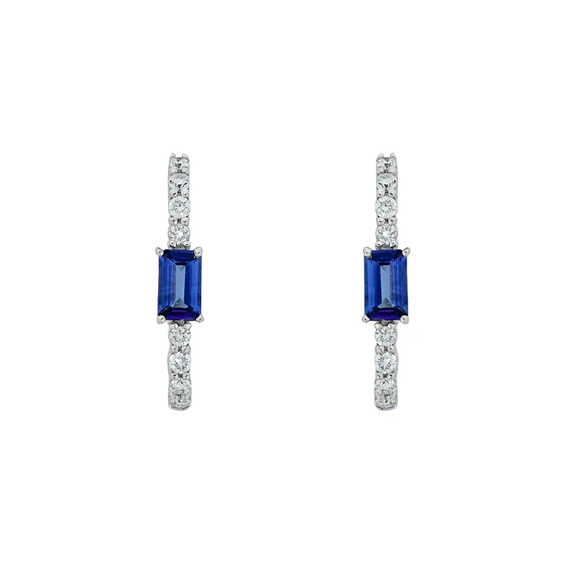 Candongas en oro blanco de 18 Kilates, Plana, con 2 zafiros centrales de 0.67 Ct y decoración en diamantes de 0.29 Ct, 1.50 mm. de ancho
