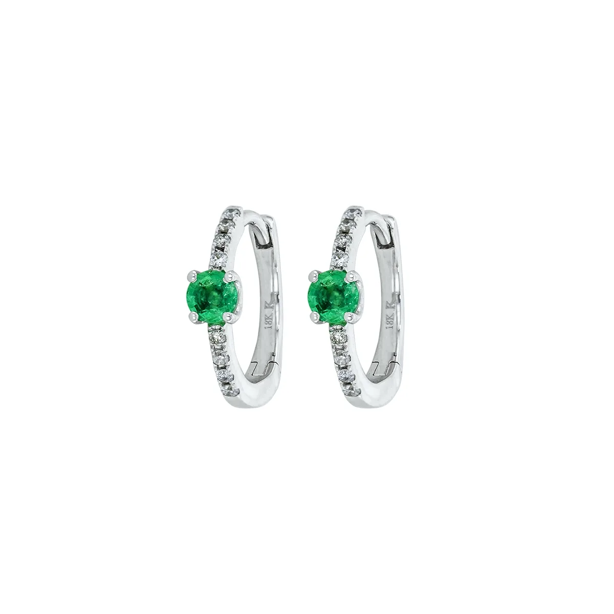 Candongas en oro blanco de 18 Kilates, Plana, con 2 esmeraldas centrales de 0.20 Ct y decoración en diamantes de 0.06 Ct, 1 mm. de ancho