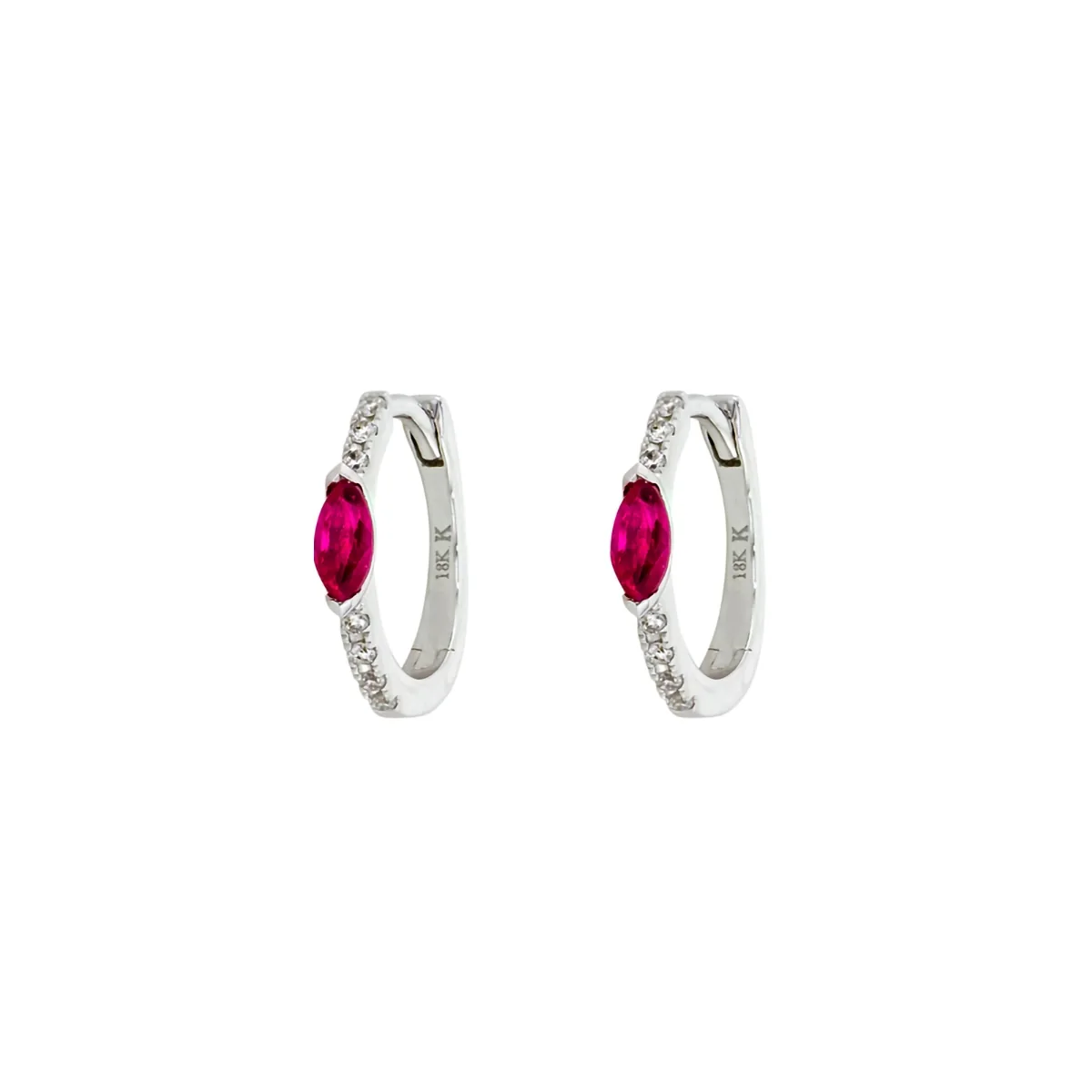 Candongas en oro blanco de 18 Kilates, Plana, con 2 rubís centrales de 0.17 Ct y decoración en diamantes de 0.05 Ct, 1 mm. de ancho