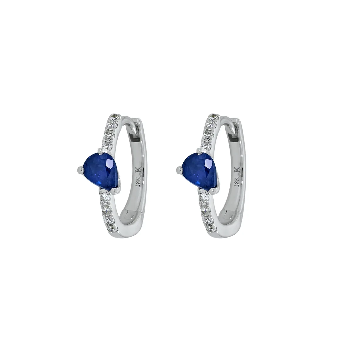 Candongas en oro blanco de 18 Kilates, Plana, con 2 zafiros centrales de 0.40 Ct y decoración en diamantes de 0.06 Ct, 1.50 mm. de ancho