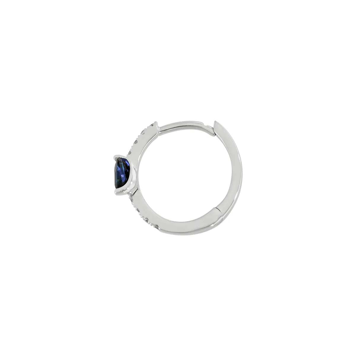Candongas en oro blanco de 18 Kilates, Plana, con 2 zafiros centrales de 0.40 Ct y decoración en diamantes de 0.06 Ct, 1.50 mm. de ancho