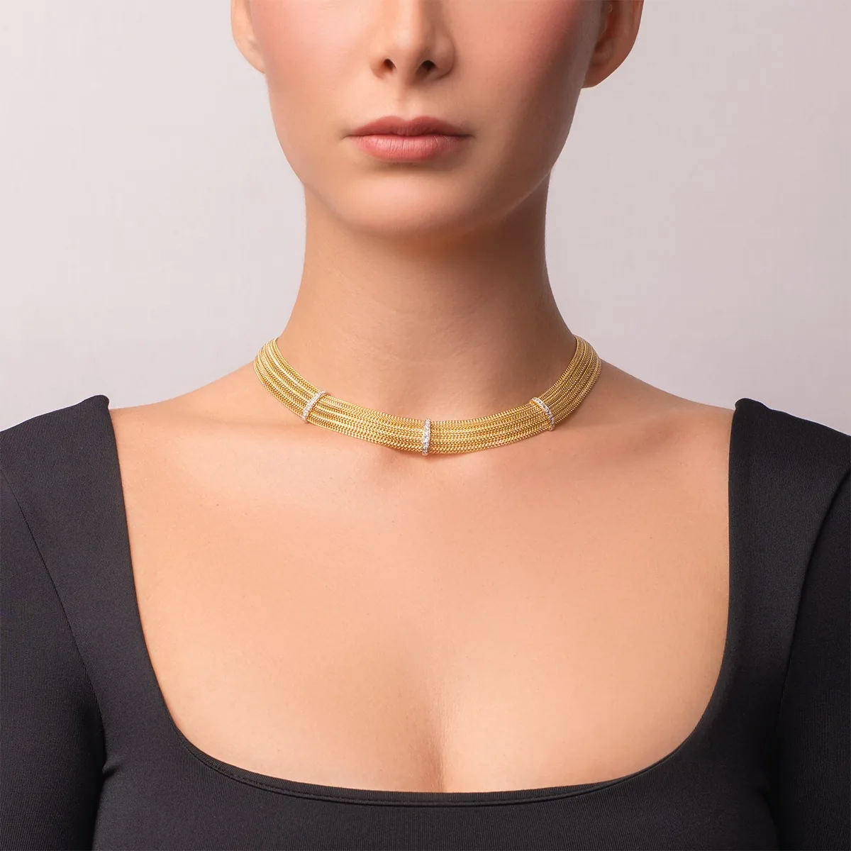 Gargantilla en oro amarillo de 18 Kilates, Barra, con zircones, 45 cm. de largo, 13 mm. de ancho