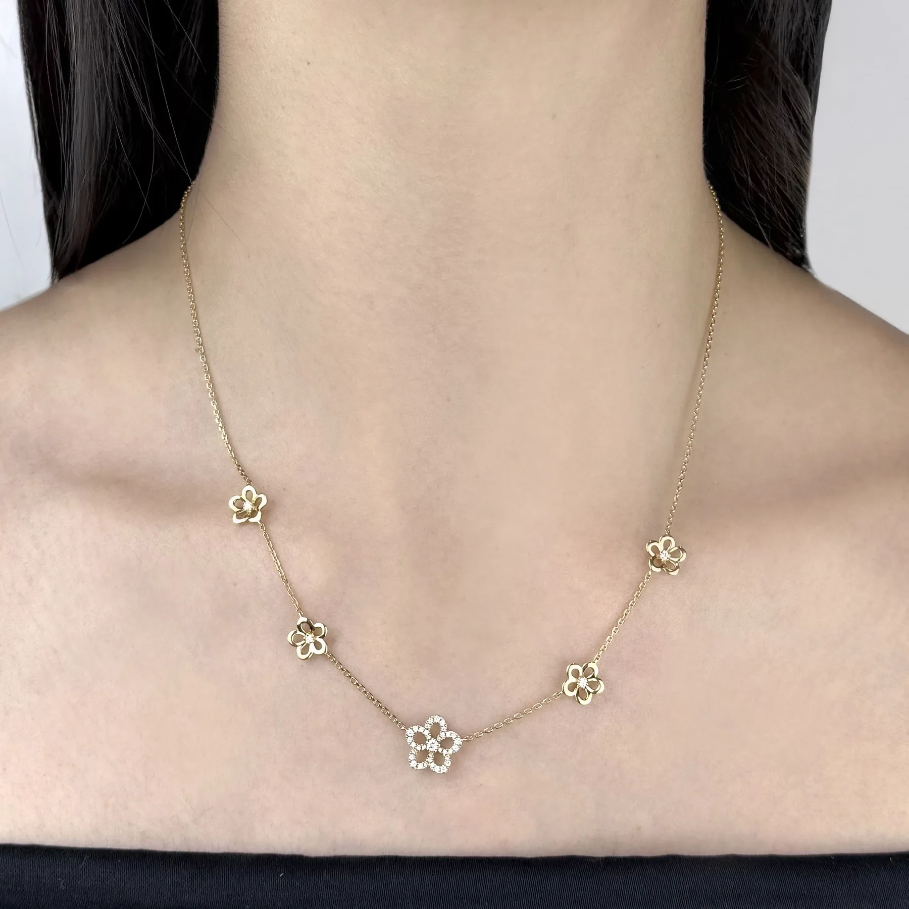 Gargantilla en oro amarillo de 18 Kilates, Flores, con diamantes de 0.30 Ct, 40 cm. de largo, 0.50 mm. de ancho