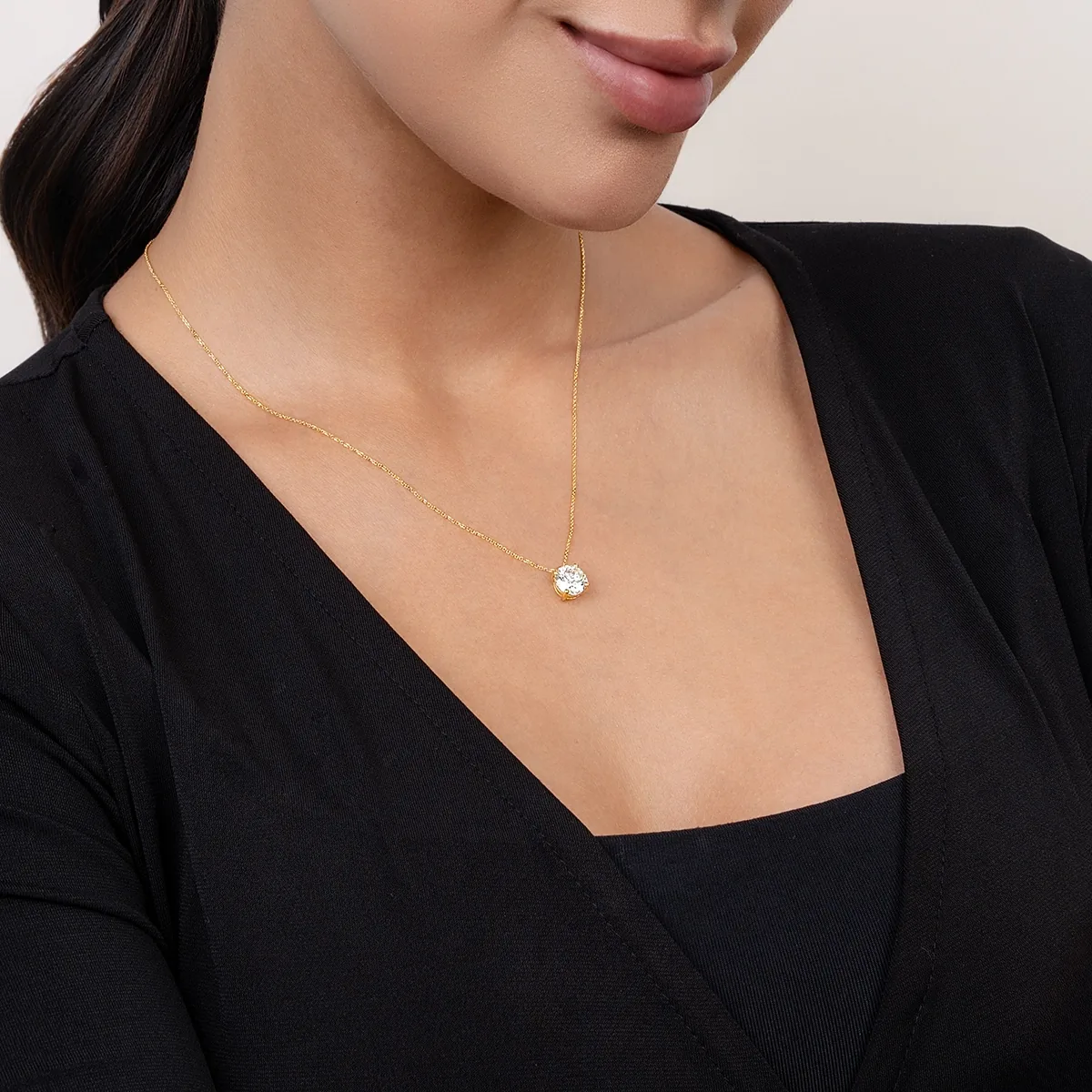Gargantilla en oro amarillo de 18 Kilates, Uñas, con diamante laboratorio central de 2.00 Ct, 42 cm. de largo, 0.50 mm. de ancho