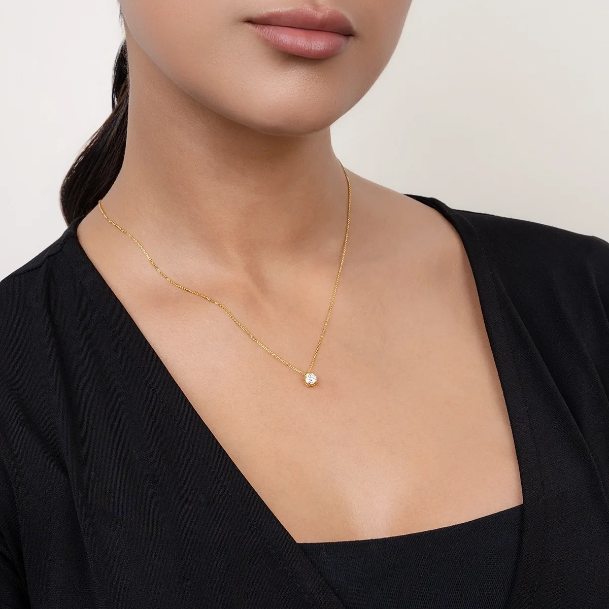 Gargantilla en oro amarillo de 18 Kilates, Uñas, con diamante laboratorio central de 0.50 Ct, 42 cm. de largo, 0.50 mm. de ancho