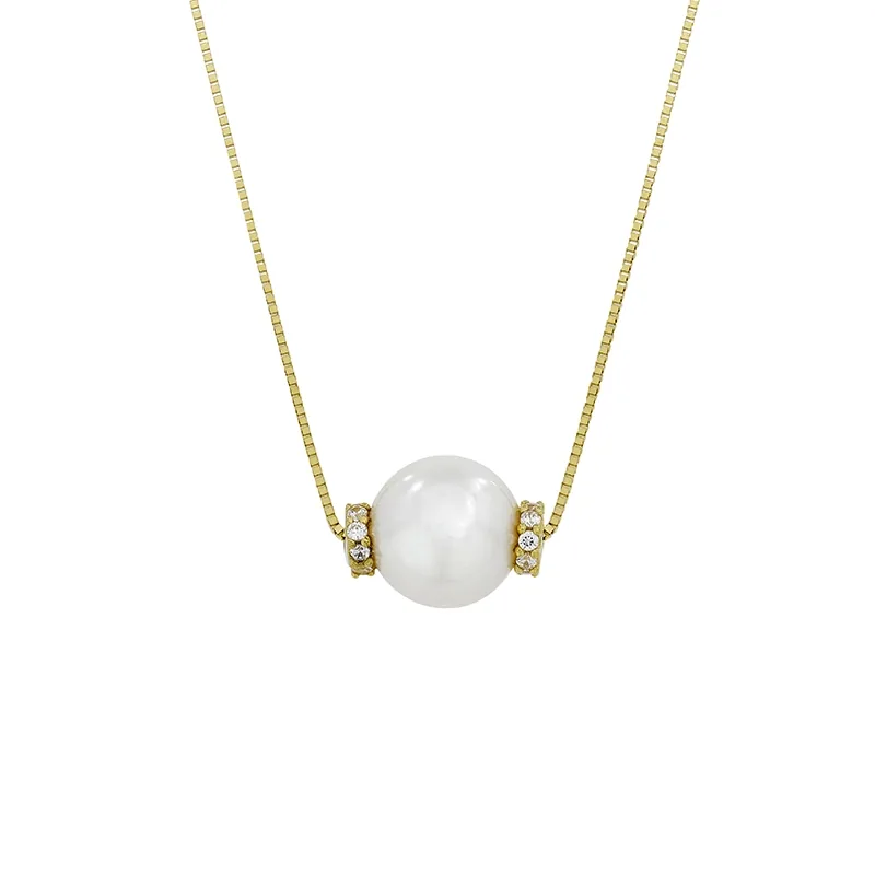 Gargantilla en oro amarillo de 18 Kilates, con perla central de 7.50 mm de ancho aprox y decoración en zircones, 42 cm. de largo, 0.50 mm. de ancho