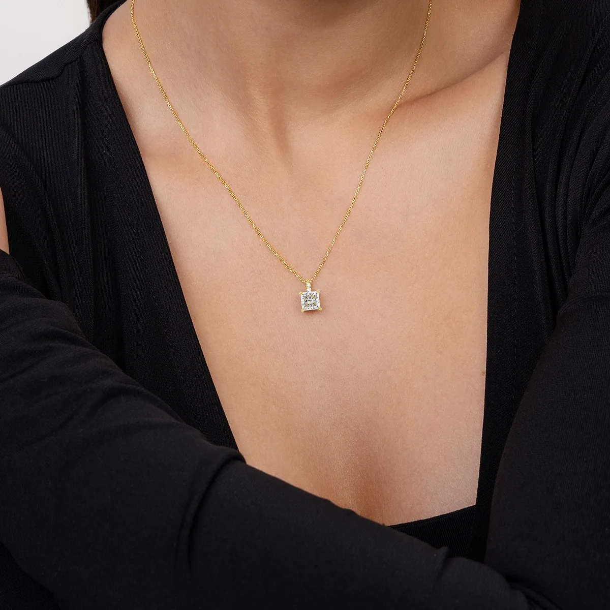 Gargantilla en oro amarillo de 18 Kilates, Uñas+decoración, con diamante laboratorio central de 1.25 Ct y decoración en diamante de laboratorio de 0.02 Ct, 42 cm. de largo, 0.50 mm. de ancho