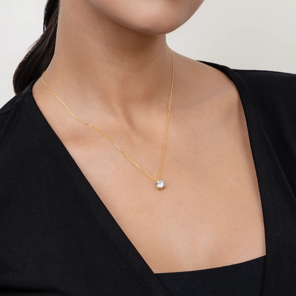 Gargantilla en oro amarillo de 18 Kilates, Uñas, con diamante laboratorio central de 1.00 Ct, 42 cm. de largo, 0.50 mm. de ancho