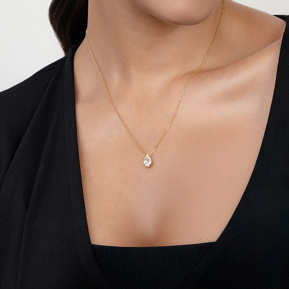 Gargantilla en oro amarillo de 18 Kilates, Uñas+decoración, con diamante laboratorio central de 1.00 Ct y decoración en diamante laboratorio de 0.02 Ct, 42 cm. de largo, 0.50 mm. de ancho