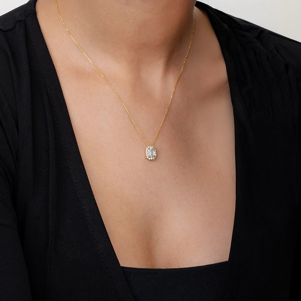 Gargantilla en oro amarillo de 18 Kilates, Uñas+decoración, con diamante laboratorio central de 1.00 Ct y decoración en diamante de laboratorio de 0.16 Ct, 42 cm. de largo, 0.50 mm. de ancho
