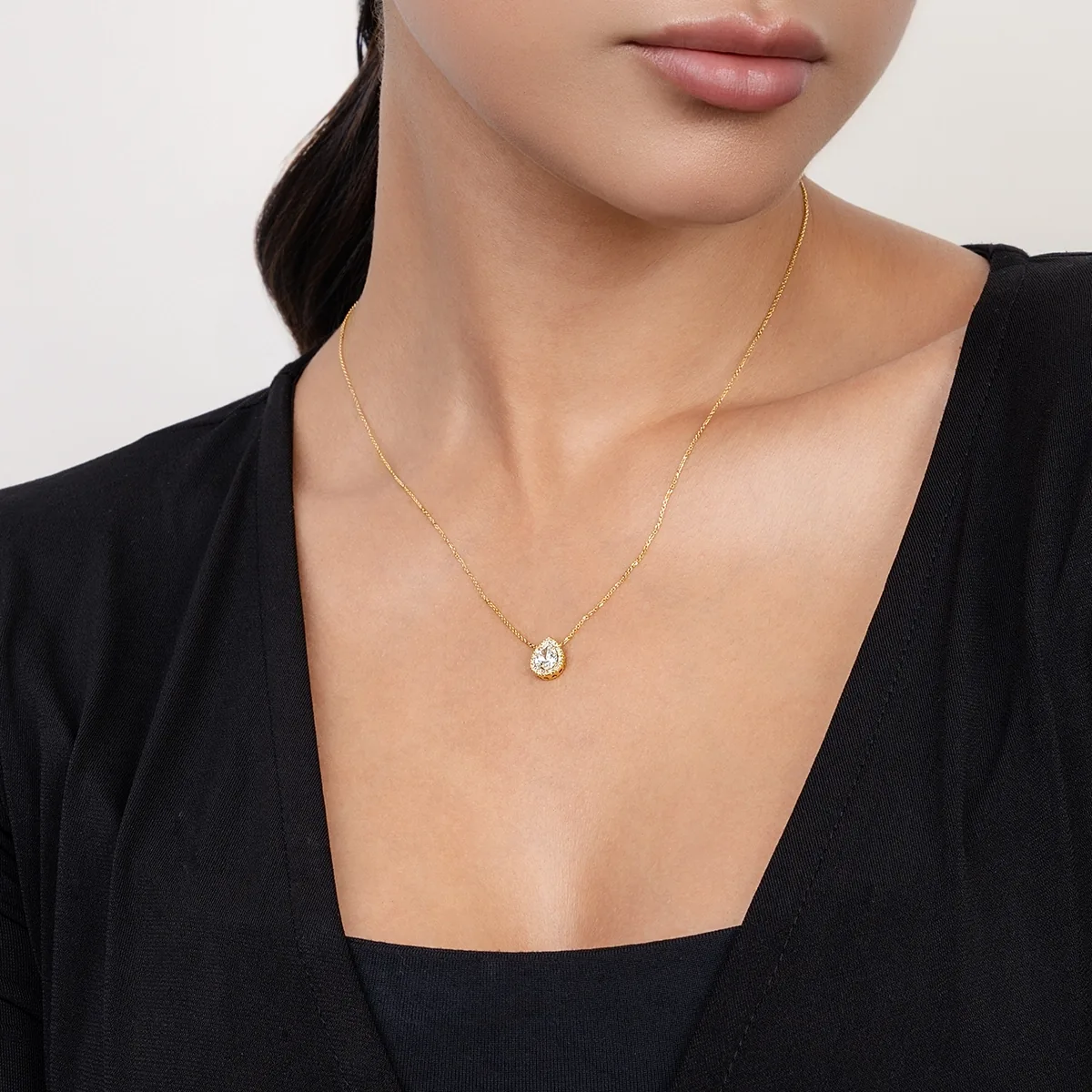 Gargantilla en oro amarillo de 18 Kilates, Uñas+decoración, con diamante laboratorio central de 0.60 Ct y decoración en diamante de laboratorio de 0.09 Ct, 42 cm. de largo, 0.50 mm. de ancho