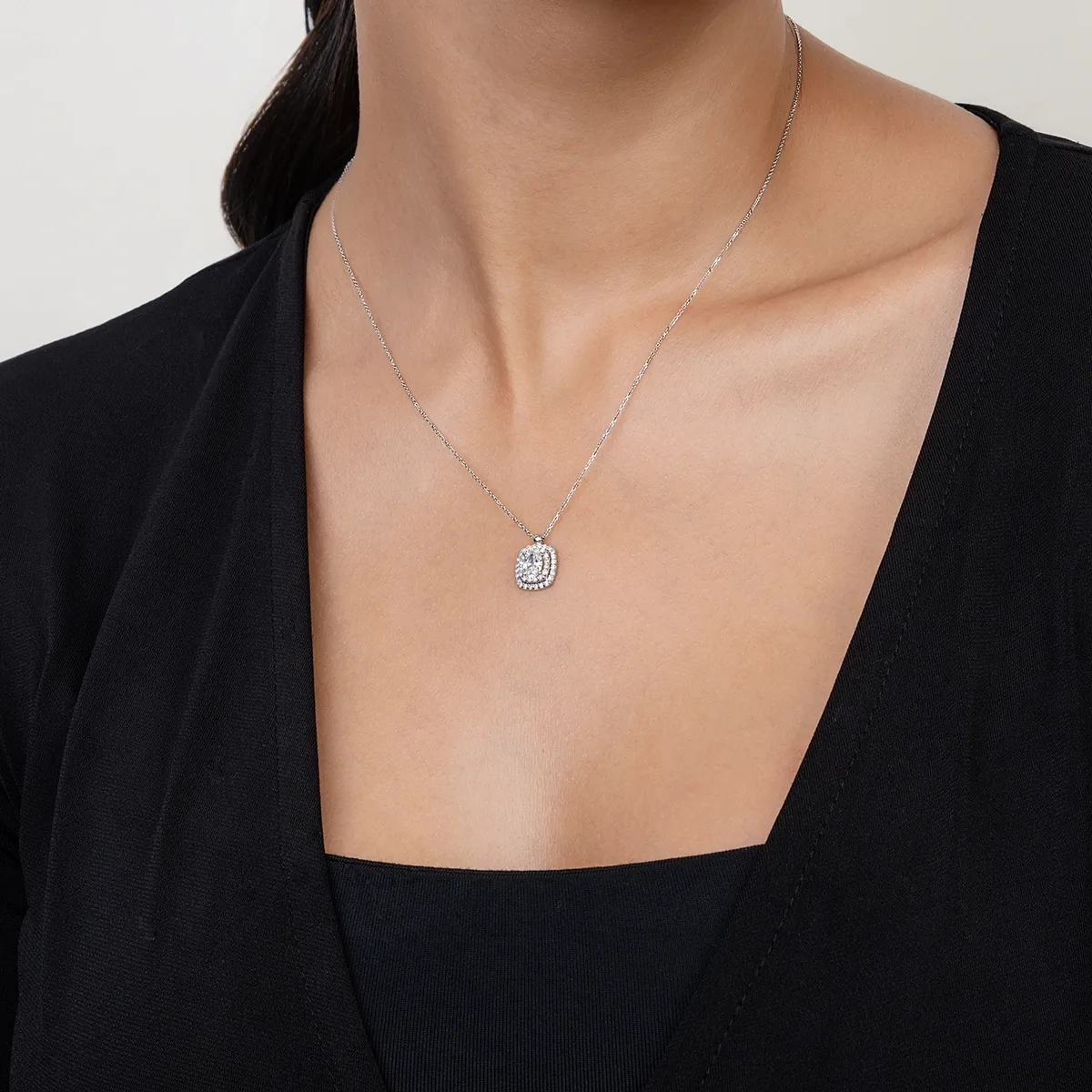 Gargantilla en oro blanco de 18 Kilates, Uñas+decoración, con diamante laboratorio central de 0.50 Ct y decoración en diamante de laboratorio de 0.22 Ct, 42 cm. de largo, 0.50 mm. de ancho