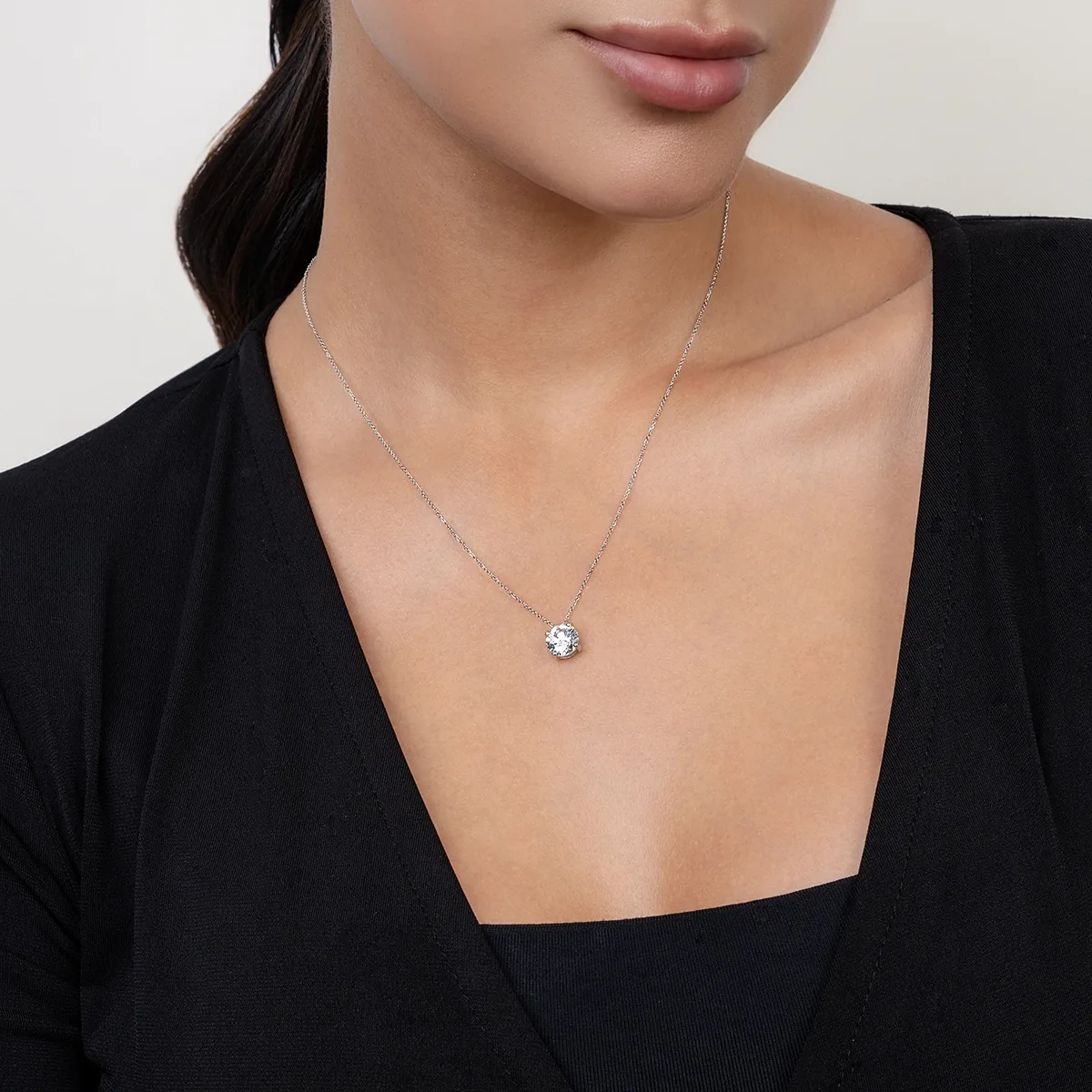 Gargantilla en oro blanco de 18 Kilates, Uñas, con diamante laboratorio central de 2.00 Ct, 42 cm. de largo, 0.50 mm. de ancho