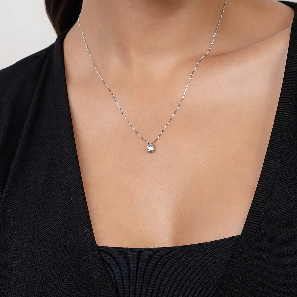 Gargantilla en oro blanco de 18 Kilates, Uñas, con diamante laboratorio central de 0.50 Ct, 42 cm. de largo, 0.50 mm. de ancho