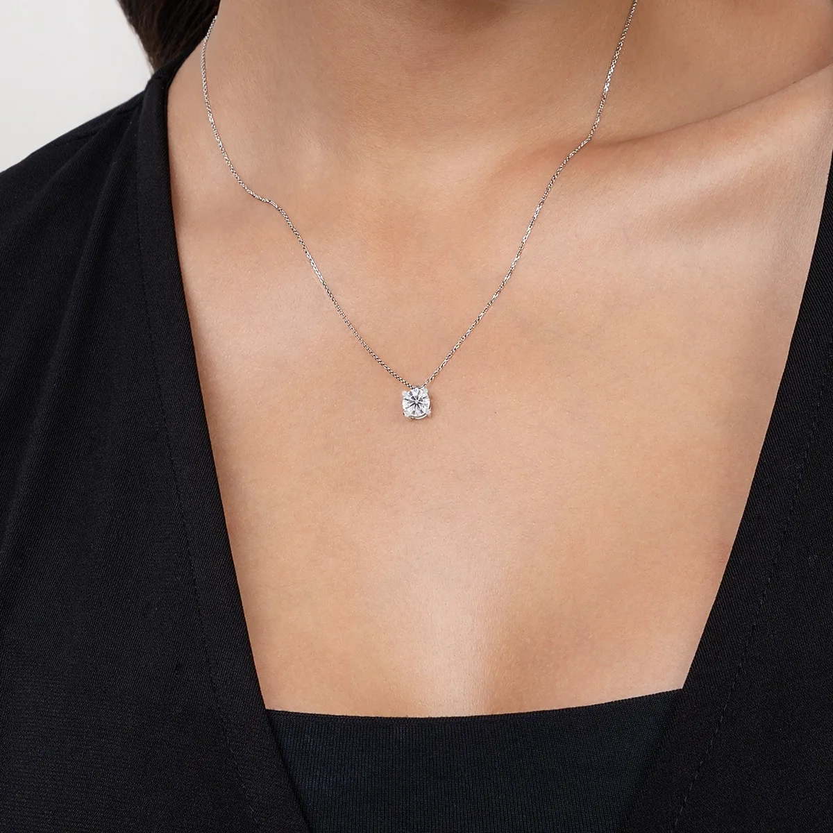 Gargantilla en oro blanco de 18 Kilates, Uñas, con diamante laboratorio central de 1.00 Ct, 42 cm. de largo, 0.50 mm. de ancho