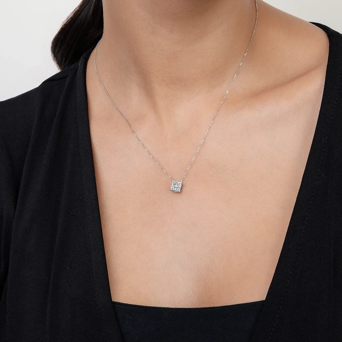 Gargantilla en oro blanco de 18 Kilates, Uñas, con diamante laboratorio central de 1.29 Ct, 42 cm. de largo, 0.50 mm. de ancho