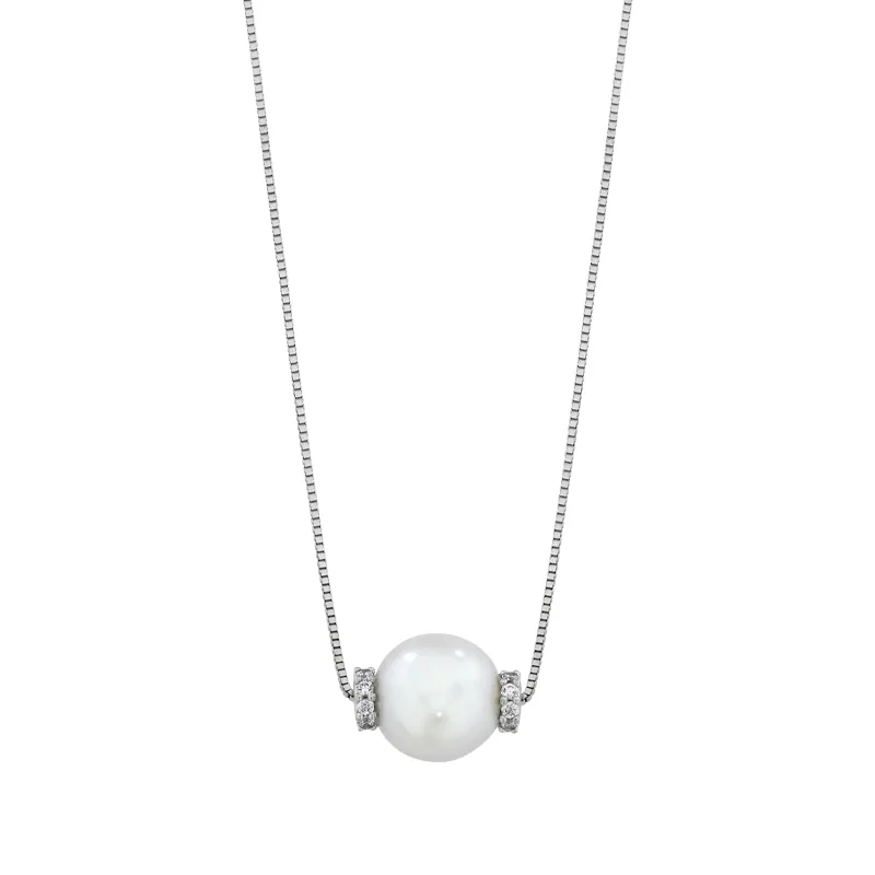 Gargantilla en oro blanco de 18 Kilates, con perla central de 7.50 mm de ancho aprox y decoración en zircones, 42 cm. de largo, 0.50 mm. de ancho