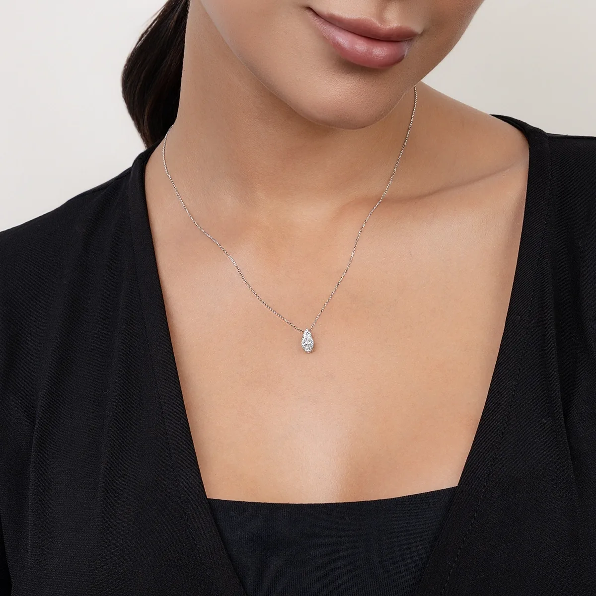 Gargantilla en oro blanco de 18 Kilates, Uñas+decoración, con diamante laboratorio central de 0.69 Ct y decoración en diamante de laboratorio de 0.06 Ct, 42 cm. de largo, 0.50 mm. de ancho
