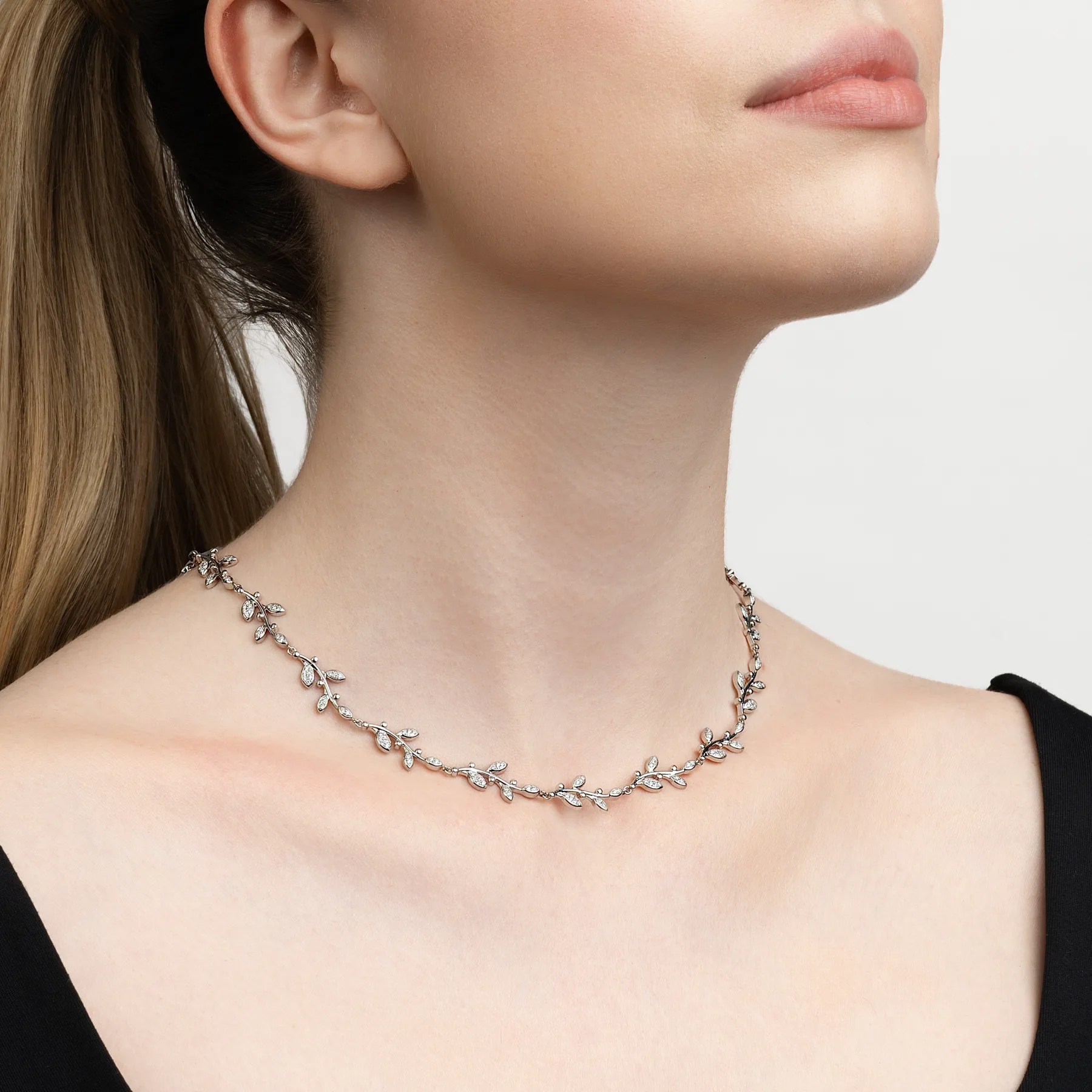 Gargantilla en plata Ley 925, Hoja, con diamante de laboratorio de 0.85 Ct, 45 cm. de largo, 2.5 mm. de ancho, de la coleccion Sueños