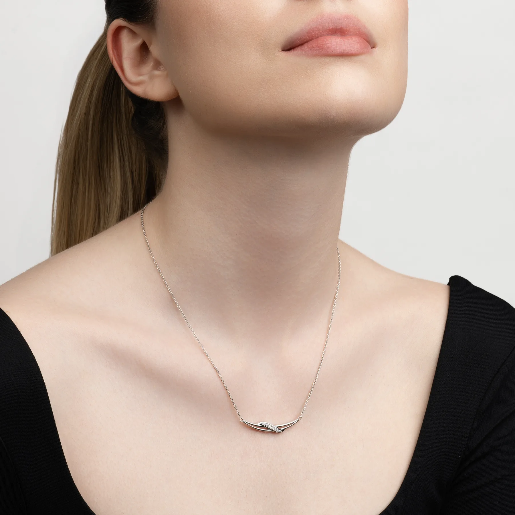 Gargantilla en plata Ley 925, Franjas, con diamante de laboratorio de 0.10 Ct, 40 cm. de largo, 1 mm. de ancho, de la coleccion Sueños
