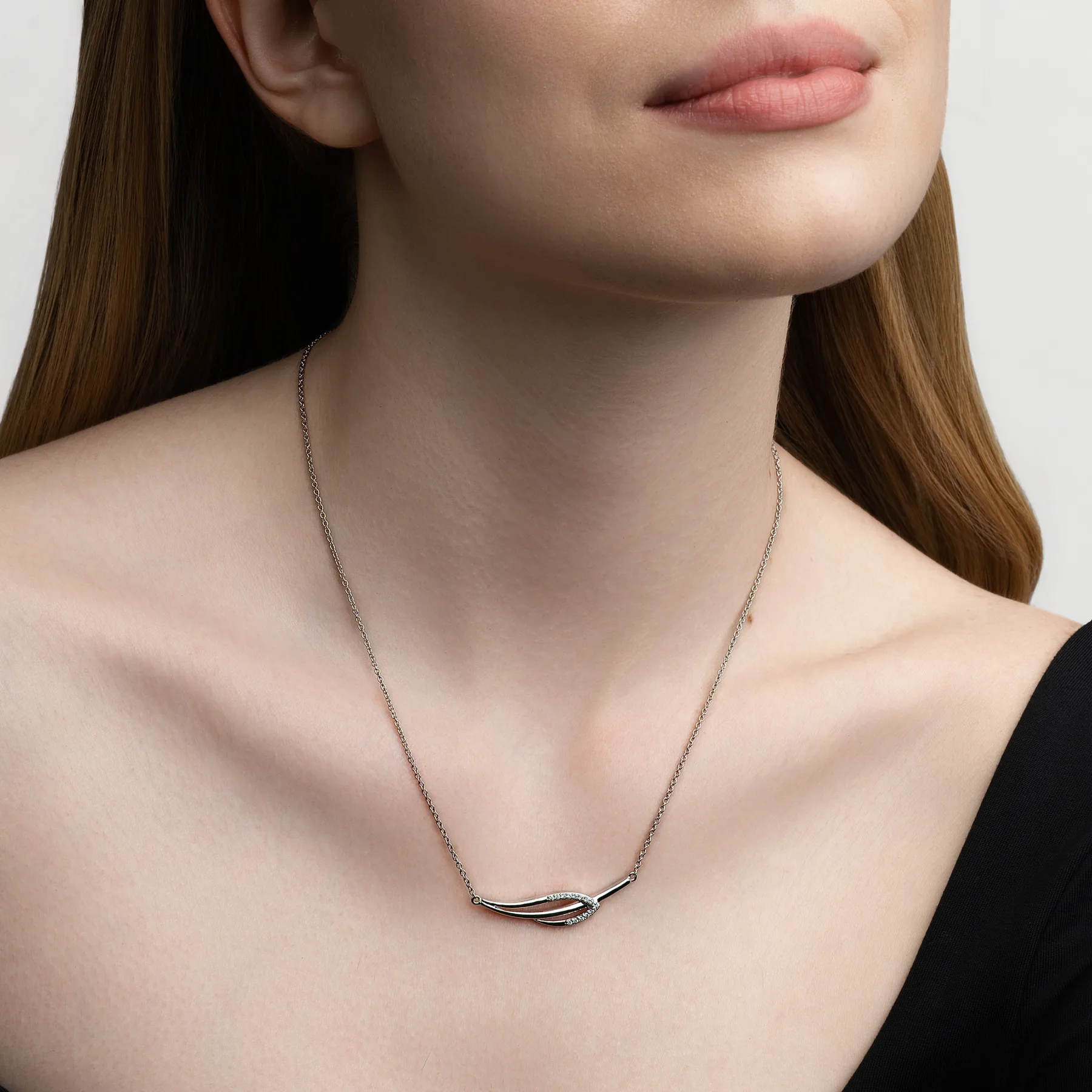 Gargantilla en plata Ley 925, Hoja, con diamante de laboratorio de 0.15 Ct, 42 cm. de largo, 1 mm. de ancho, de la coleccion Sueños