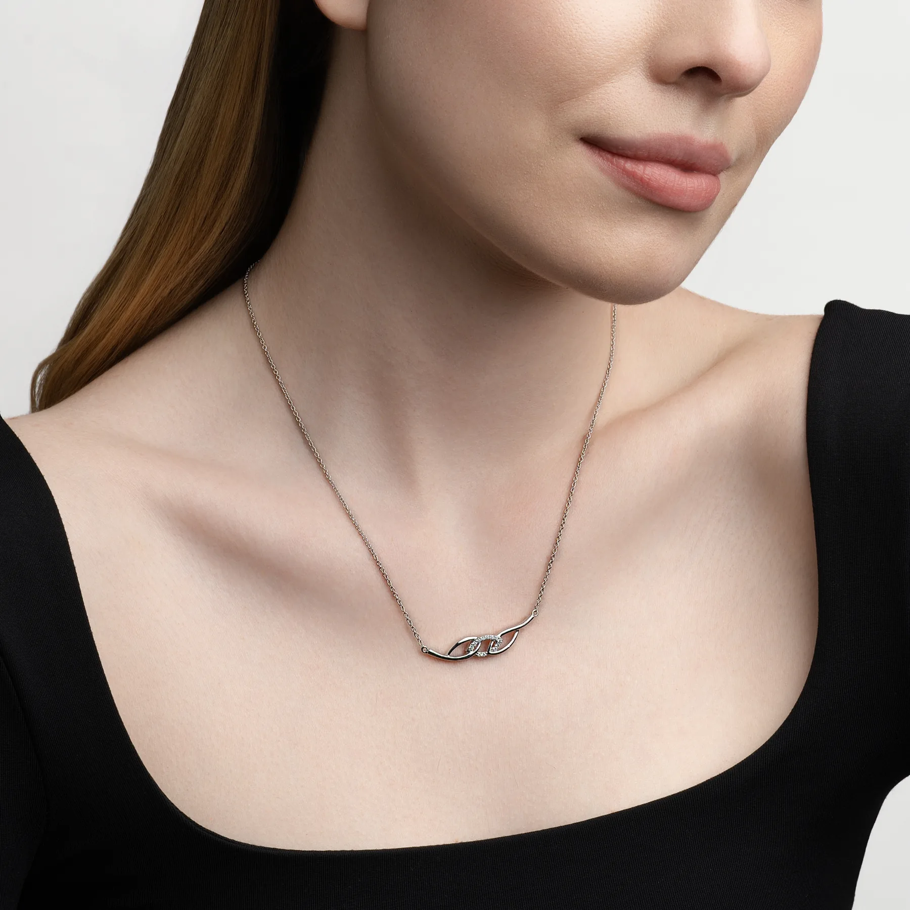 Gargantilla en plata Ley 925, Hoja, con diamante de laboratorio de 0.10 Ct, 42 cm. de largo, 1.50 mm. de ancho, de la coleccion Sueños