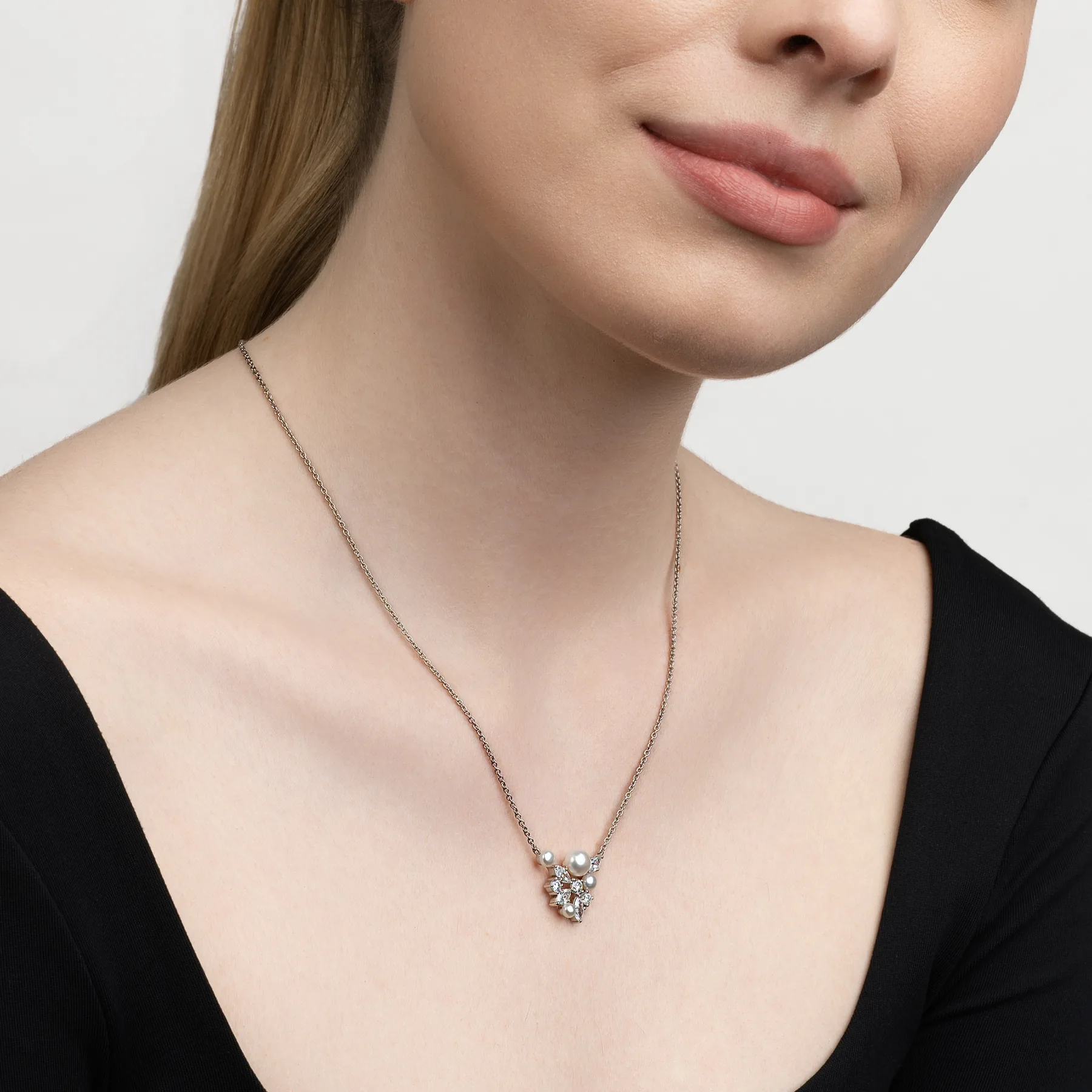 Gargantilla en plata Ley 925, Hoja, con perlas de 3.50 mm de ancho aprox y diamante de laboratorio de 1.20 Ct, 42 cm. de largo, 1 mm. de ancho, de la coleccion Sueños
