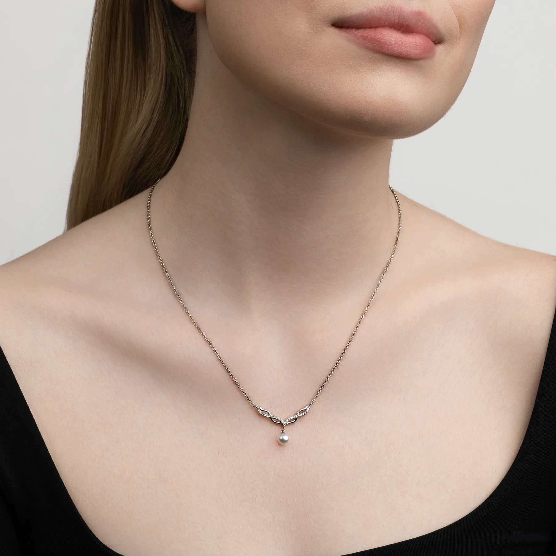 Gargantilla en plata Ley 925, Franjas, con perla central de 6 mm de ancho aprox y decoración en diamante de laboratorio de 0.10 Ct, 42 cm. de largo, 1 mm. de ancho, de la coleccion Sueños