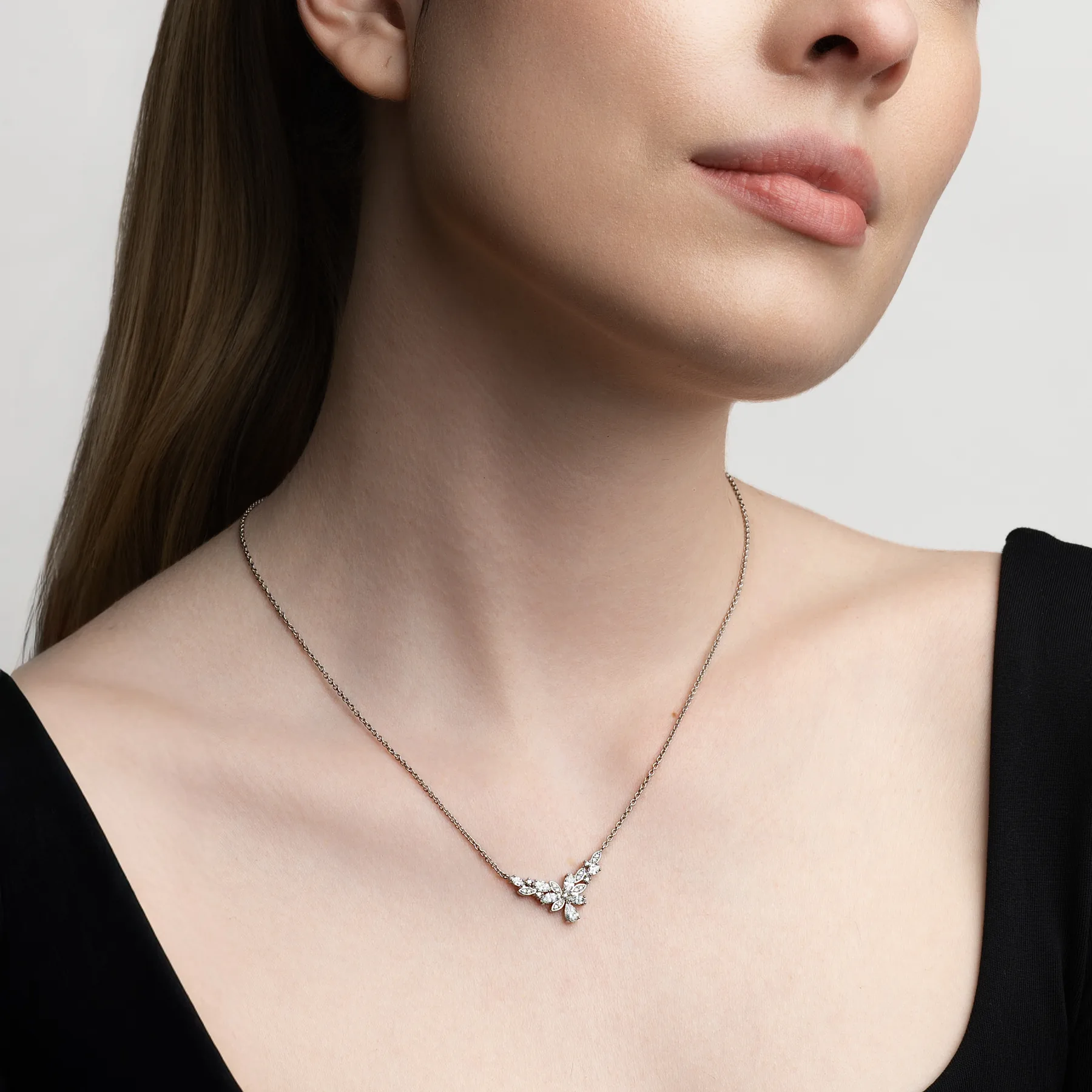 Gargantilla en plata Ley 925, Hoja, con diamante de laboratorio de 0.80 Ct, 42 cm. de largo, 1 mm. de ancho, de la coleccion Sueños