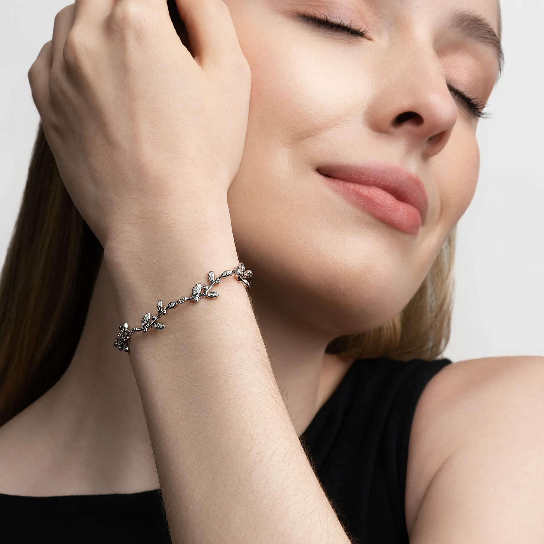 Pulsera en plata Ley 925, con diamante de laboratorio de 0.45 Ct, 17 cm. de largo, 2.50 mm. de ancho, de la coleccion Sueños