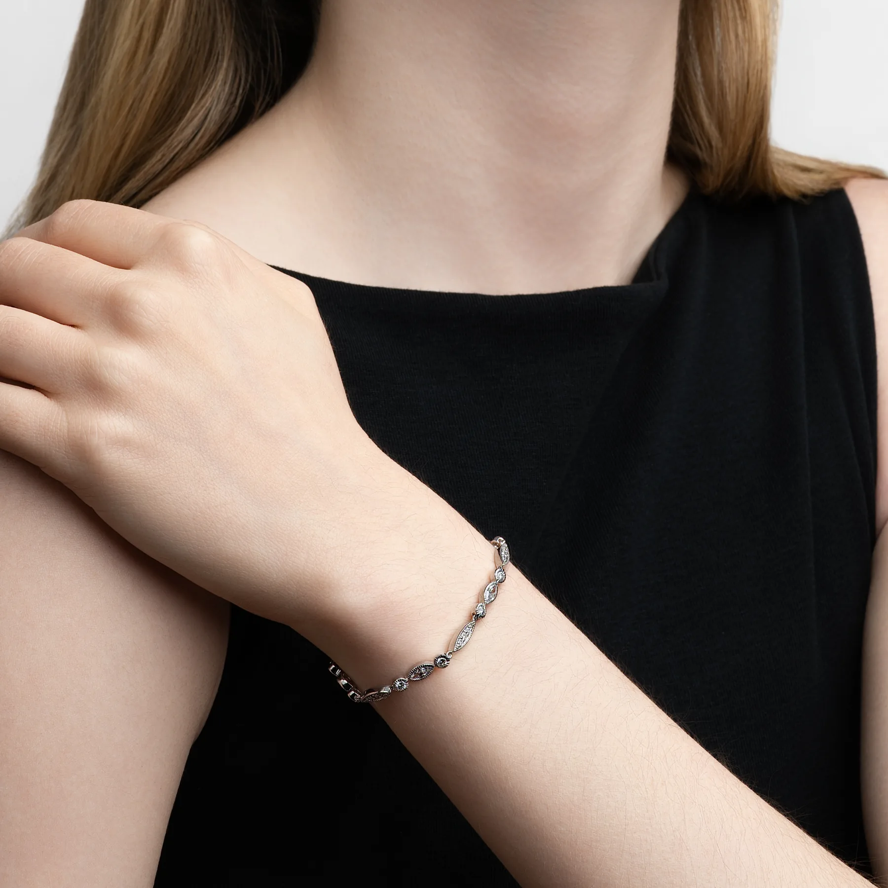 Pulsera en plata Ley 925, con diamante de laboratorio de 2.35 Ct, 18 cm. de largo, 3.50 mm. de ancho, de la coleccion Sueños