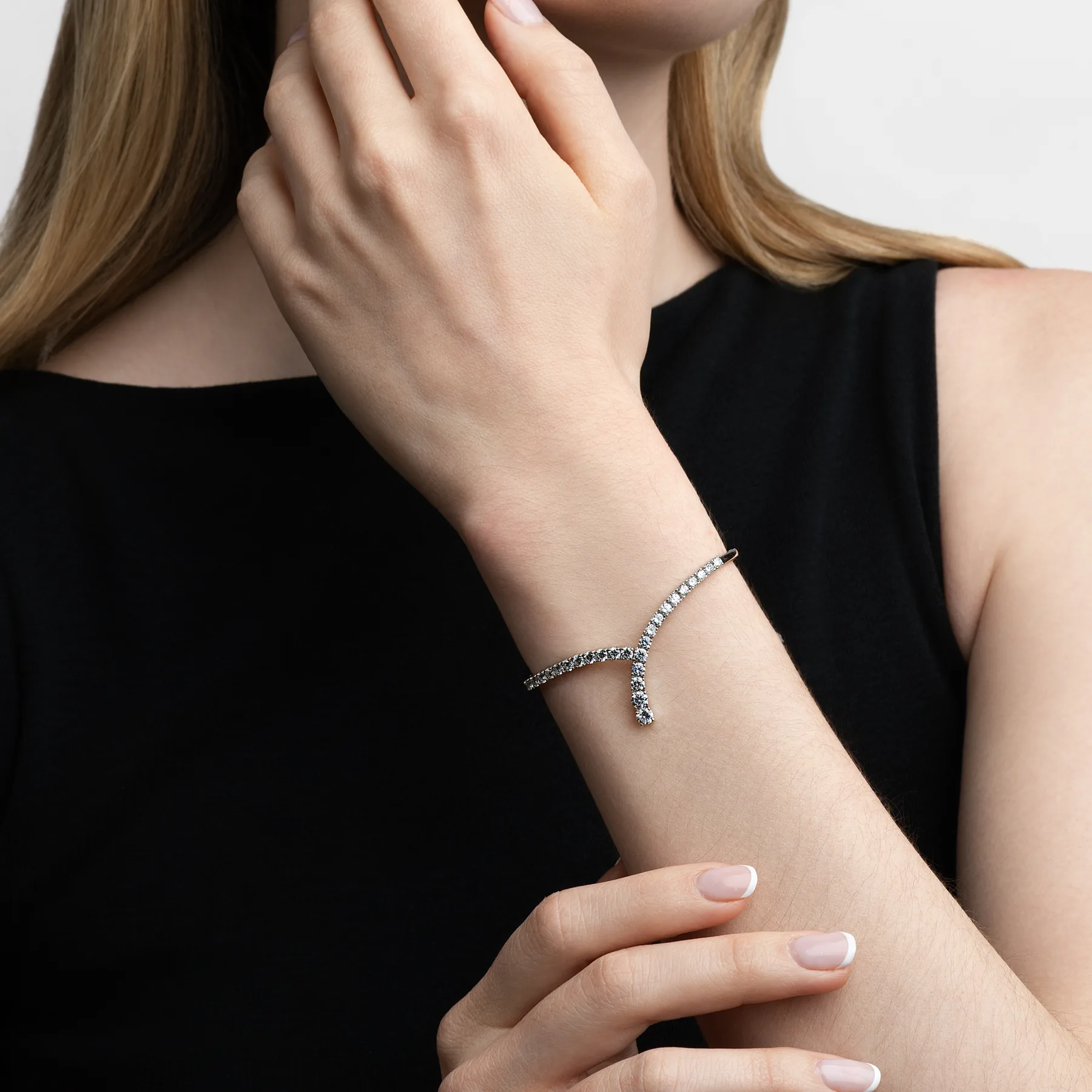 Pulsera en plata Ley 925, con diamante de laboratorio de 2.20 Ct, 15 cm. de largo, 2 mm. de ancho, de la coleccion Sueños