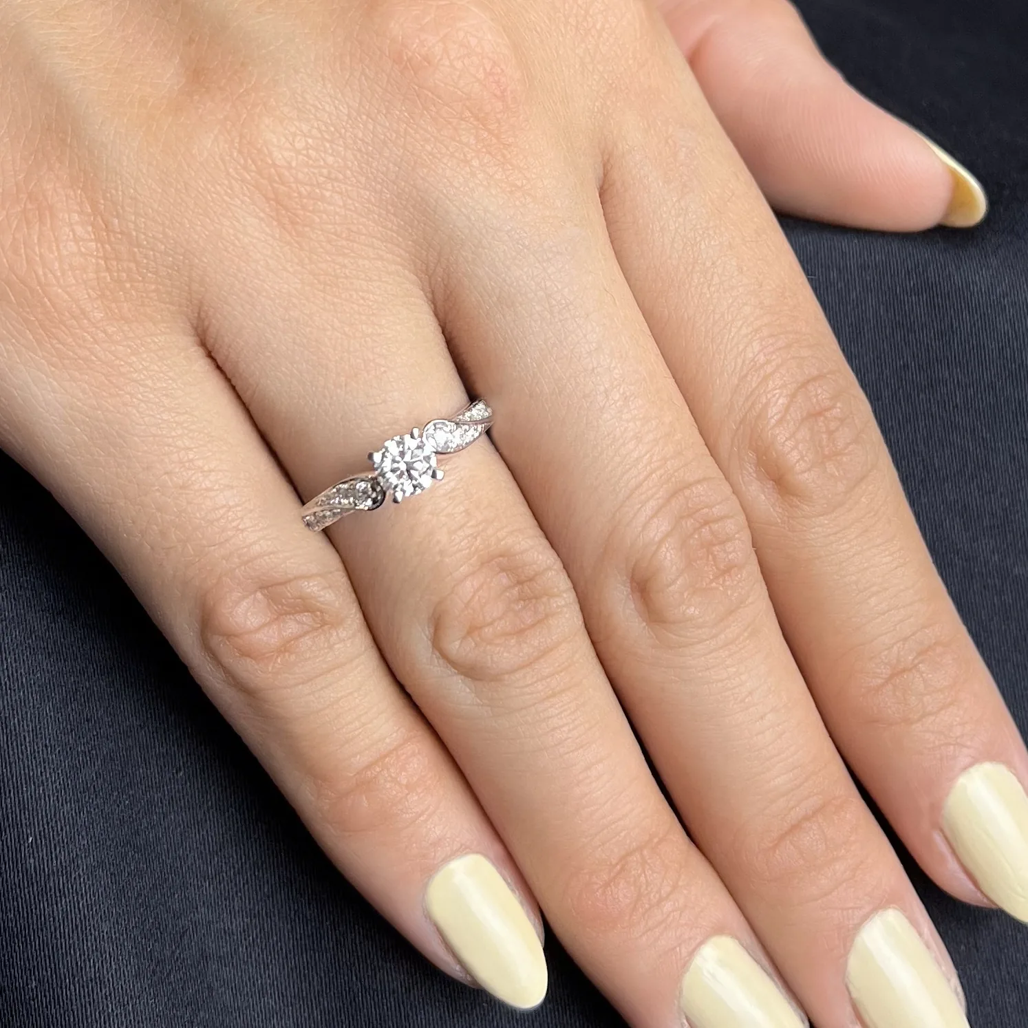 Anillo de compromiso con diamante central redondo GIA de 0.50ct y decoración en diamantes, oro tono blanco 18k, rodinado