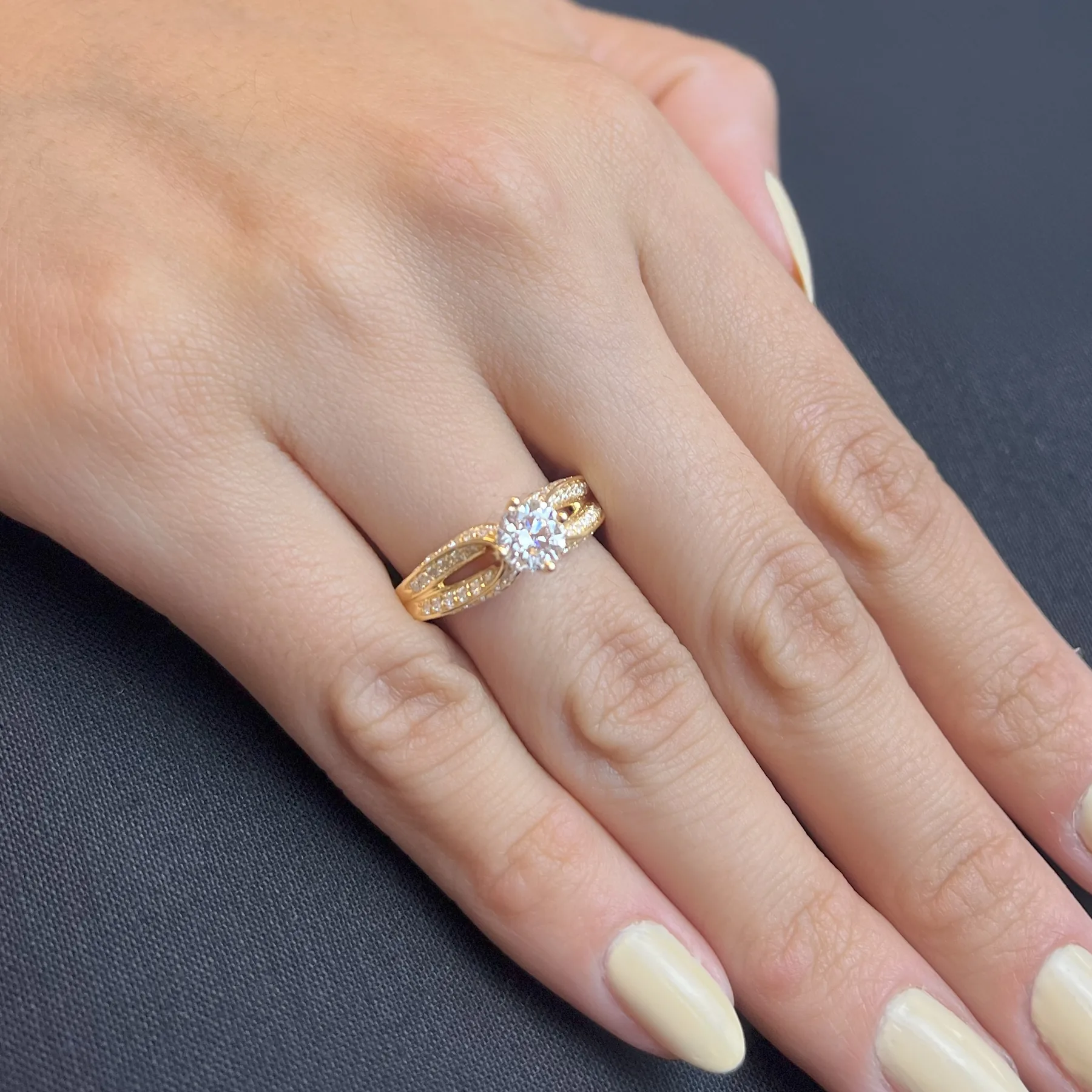 Anillo de compromiso con diamante central redondo GIA de 0.80ct y decoración en diamantes, oro tono amarillo 18k
