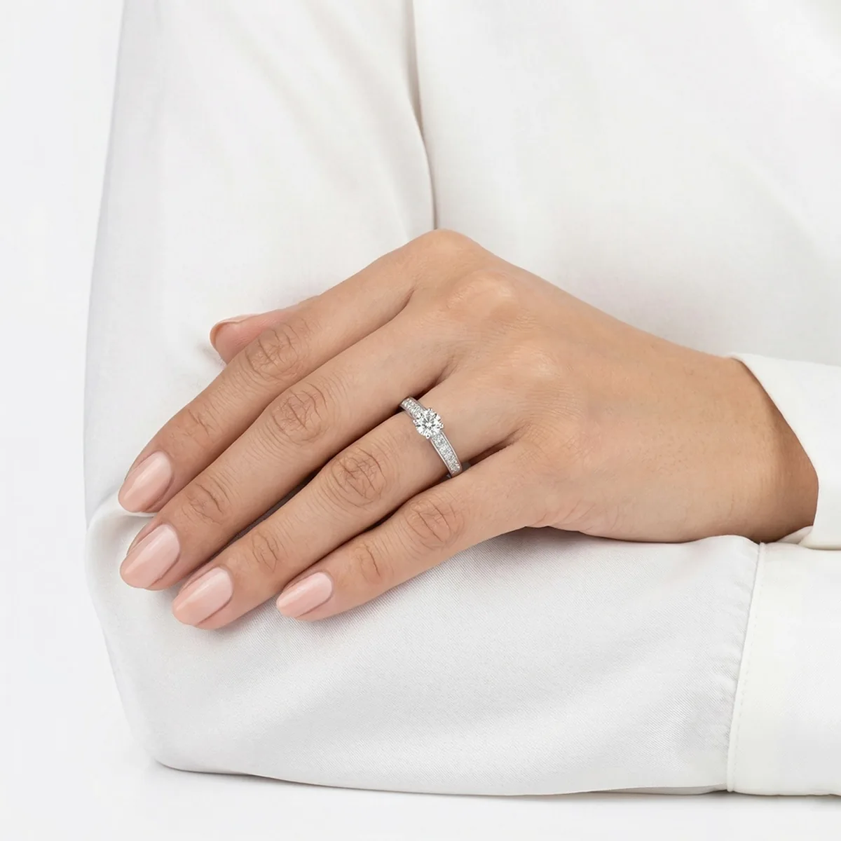 Anillo de compromiso con diamante central redondo GIA de 0.50ct y decoración en diamantes, oro tono blanco 18k, rodinado