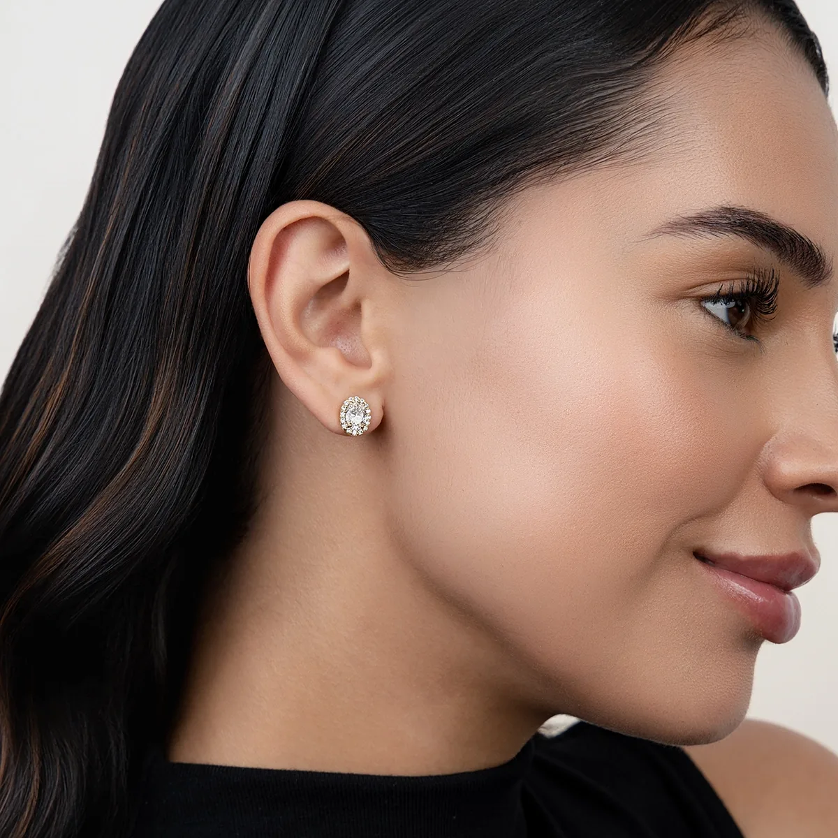 Topo con halo, con diamante de laboratorio con un peso total de 1.72Ct, oro tono amarillo 18k