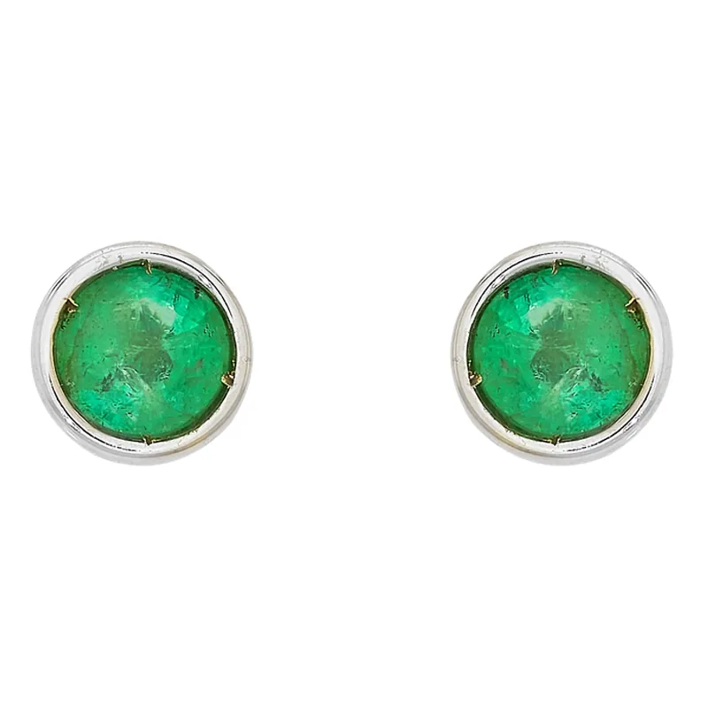 Topos studs en oro blanco de 18 Kilates, Bisel, con 2 esmeraldas centrales de 0.36 Ct, 5 mm. de ancho