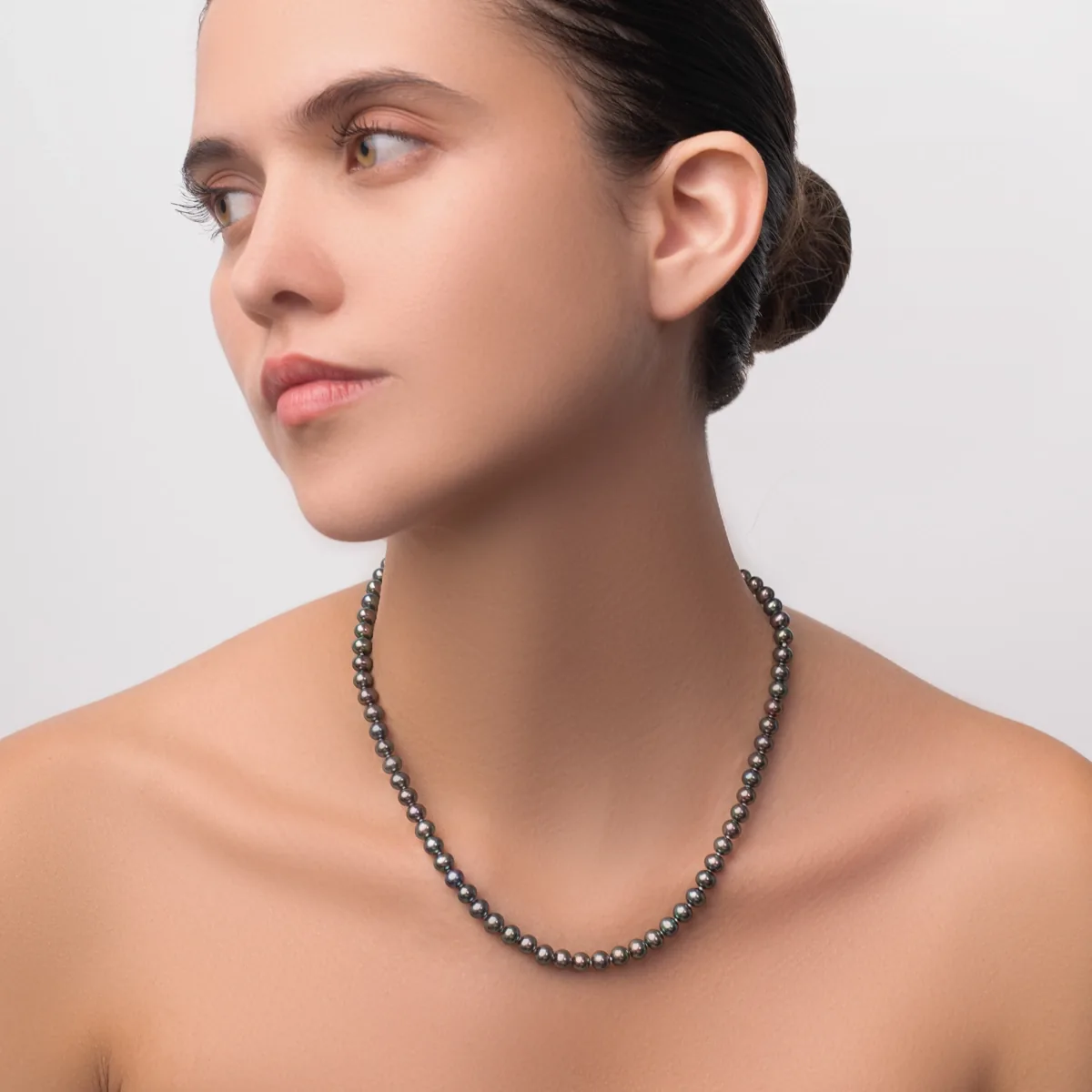 Collar con perlas de 6 mm de ancho aprox con broche en oro amarillo de 18 Kilates, 45 cm. de largo