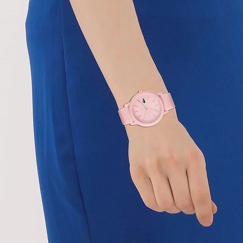 Reloj Lacoste análogo, para Dama, tablero redondo color rosado, estilo index, pulso silicona color rosado