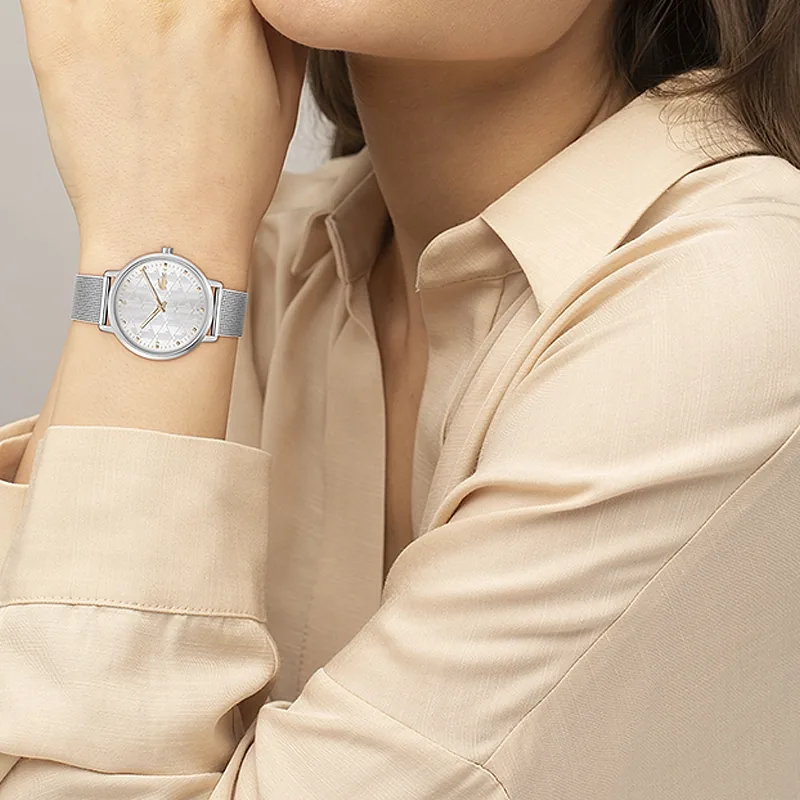 Reloj Lacoste analogo, para Dama, tablero redondo color plateado, estilo puntos, pulso acero color plateado