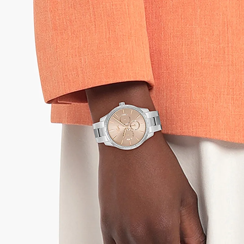 Reloj Lacoste analogo, para Dama, tablero redondo color rosa, estilo index, pulso acero color plateado