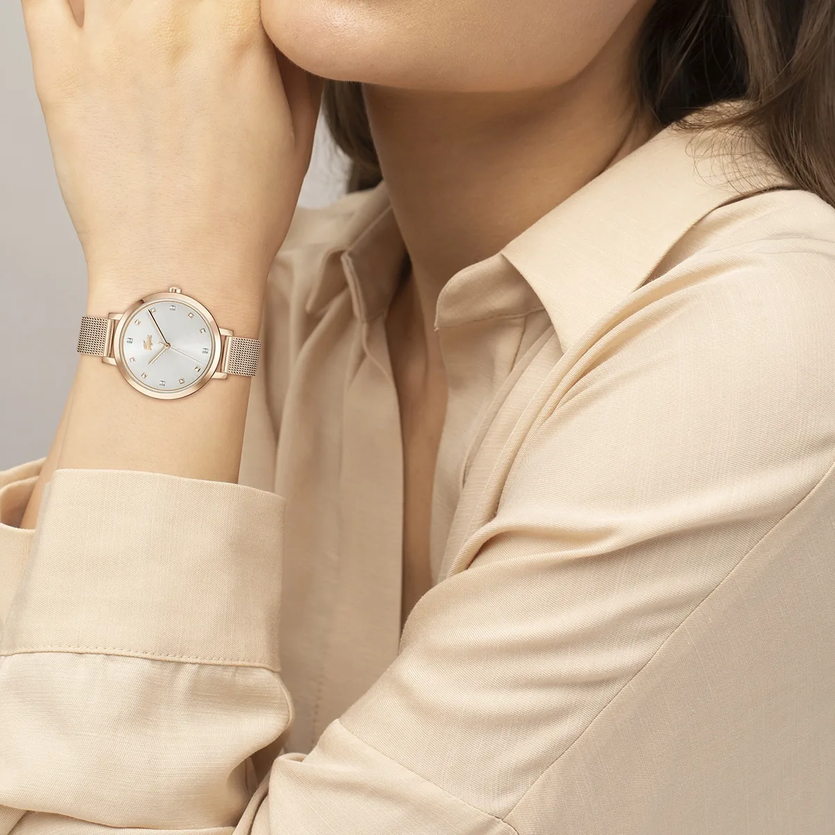Reloj Lacoste análogo, para Dama, tablero redondo colores plateado y rosa, estilo puntos, pulso acero color rosa