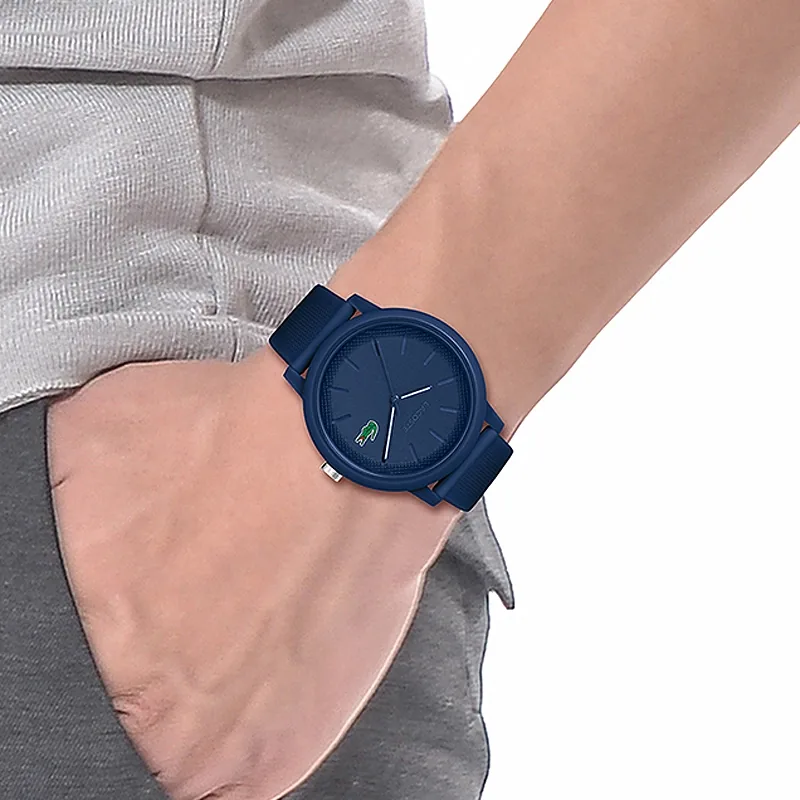 Reloj Lacoste análogo, para Hombre, tablero redondo color azul, estilo index, pulso silicona color azul