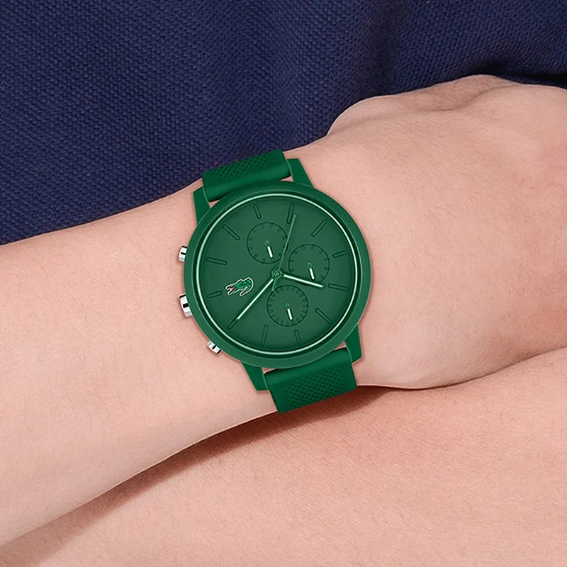 Reloj Lacoste analogo, para Hombre, tablero redondo color verde, estilo index, pulso silicona color verde, cronografo