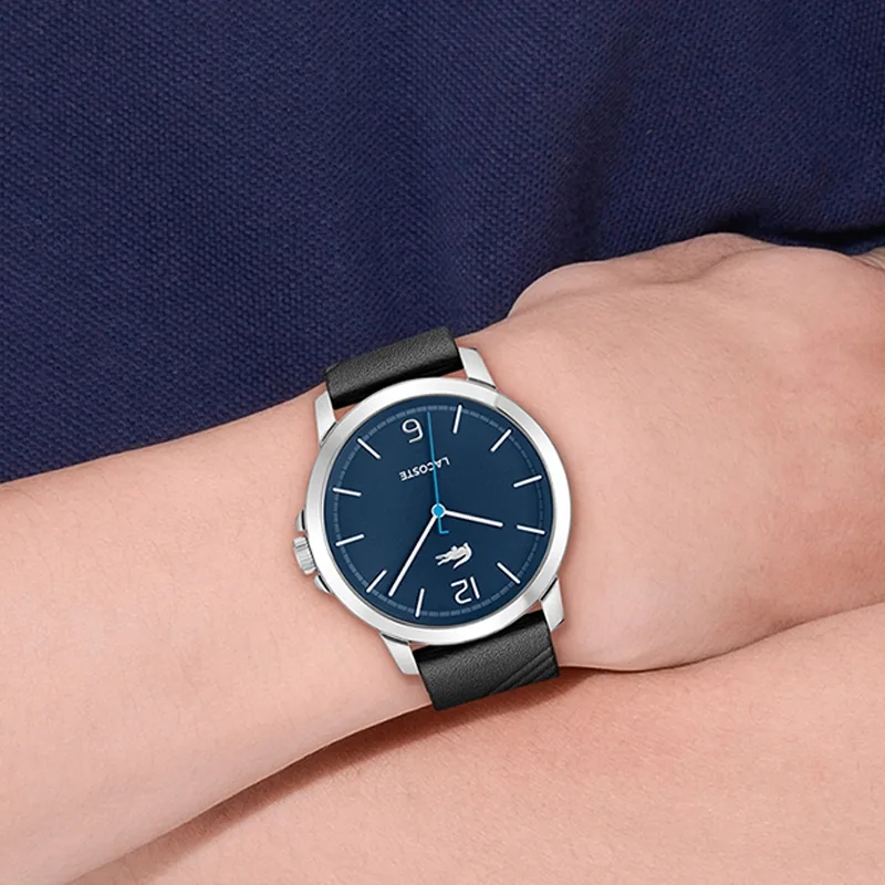 Reloj Lacoste analogo, para Hombre, tablero redondo color azul, estilo index + arabigo, pulso cuero color negro