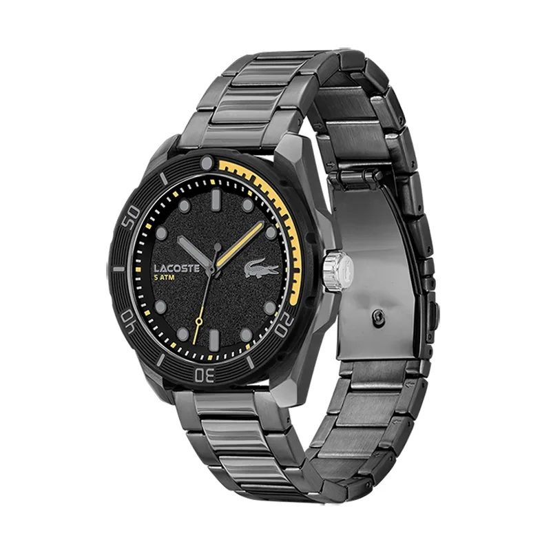 Reloj Lacoste analogo, para Hombre, tablero redondo colores negro y amarillo, estilo index + puntos, pulso acero color gris