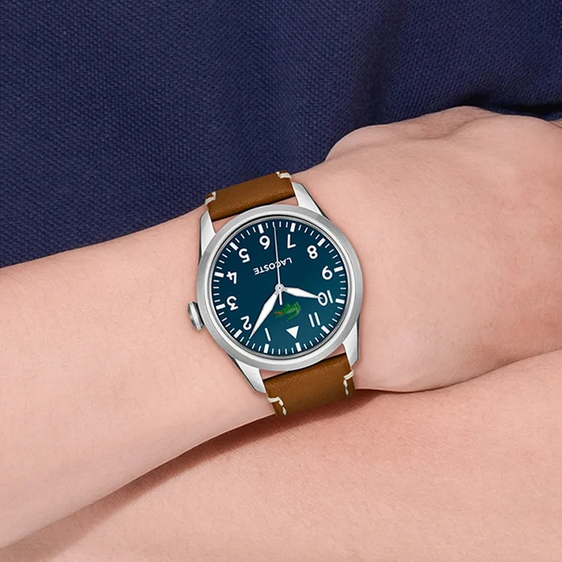 Reloj Lacoste analogo, para Hombre, tablero redondo color azul, estilo arabigos, pulso cuero color café
