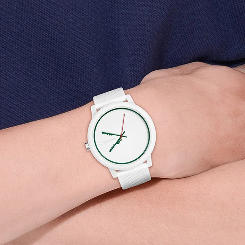 Reloj Lacoste analogo, para Hombre, tablero redondo colores blanco y verde, estilo sin numeros, pulso silicona color blanco
