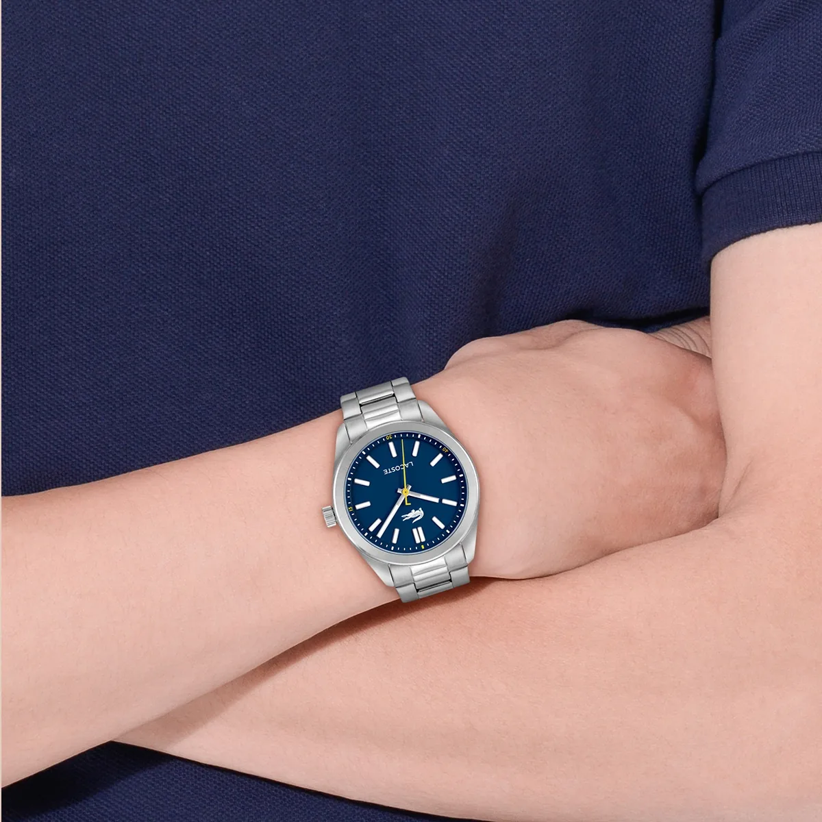 Reloj Lacoste analogo, para Hombre, tablero redondo color azul, estilo index, pulso acero color plateado