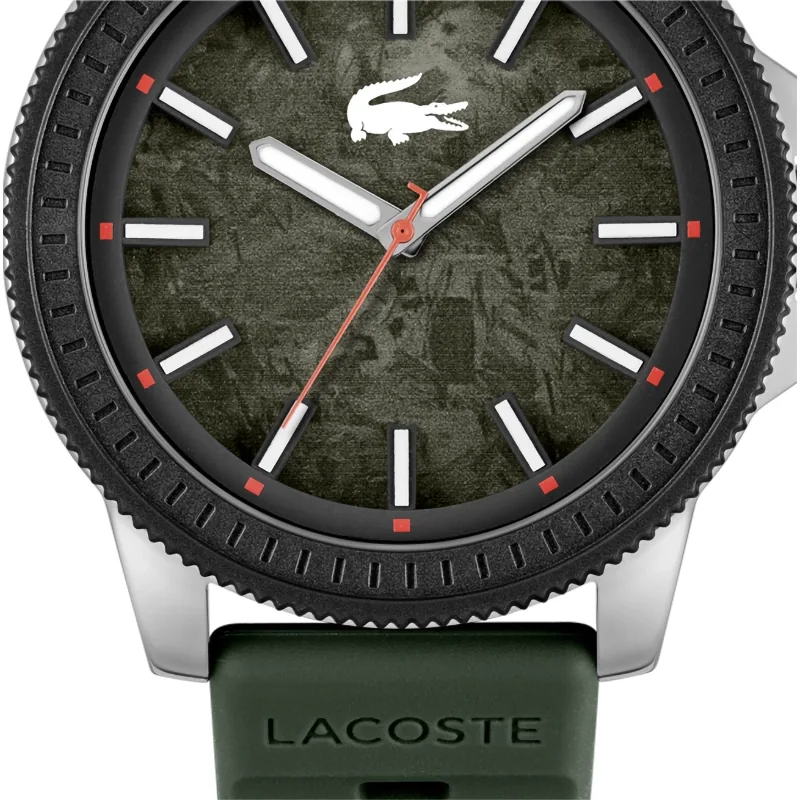 Reloj Lacoste analogo, para Hombre, tablero redondo colores gris y rojo, estilo index, pulso silicona color verde